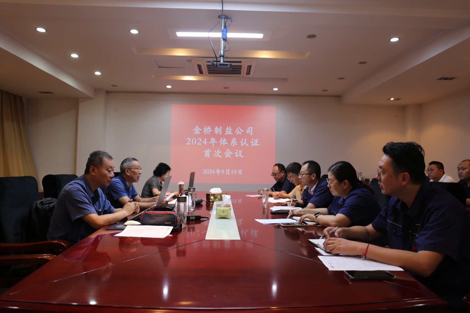 近日，金橋制鹽公司通過北京世標認證中心審核，給予食品安全管理體系、環(huán)境管理體系和職業(yè)健康安全管理體系認證“保持認證資格”的監(jiān)督審核結(jié)論，給予質(zhì)量管理體系認證“再次注冊”的再認證審核結(jié)論。通過審核，是對公司精細化管理成果的檢驗，促進公司內(nèi)控管理水平持續(xù)提升。（李曉月）